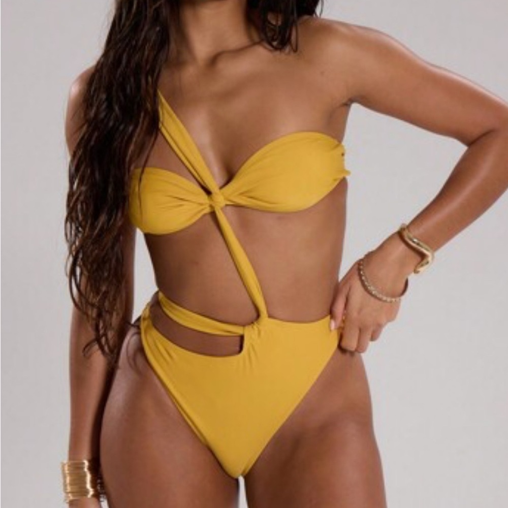 Yellow One-Shoulder Cutout Swimsuit. Size L